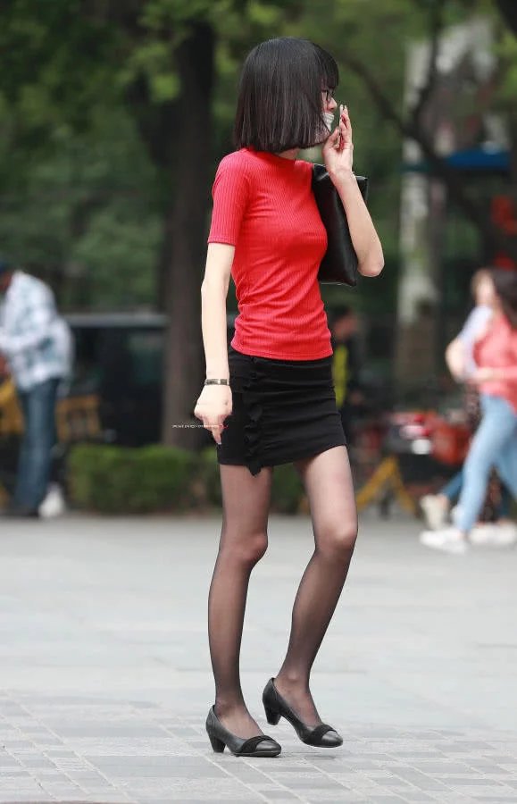 窈窕小姐姐贴身上衣搭配包臀裙显凹凸有致好身材，黑丝包裹的大长