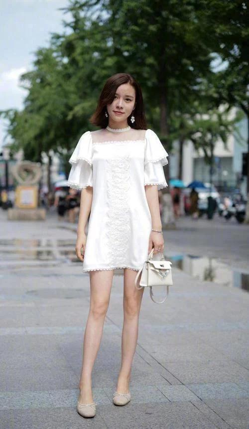 街拍美女 穿淡粉色露脐短袖t恤的长发美女 别有韵味