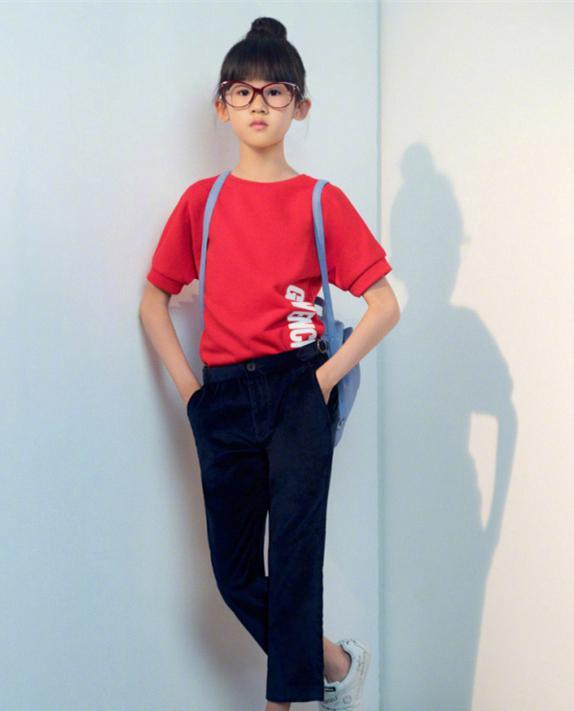 鲍蕾母女大片出炉，贝儿大长腿比短裙还抢镜，网友：陆毅养得好！