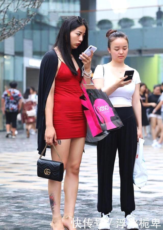  【美女】街拍小姐姐穿粉衬衣清凉上街，自信的女人最性感