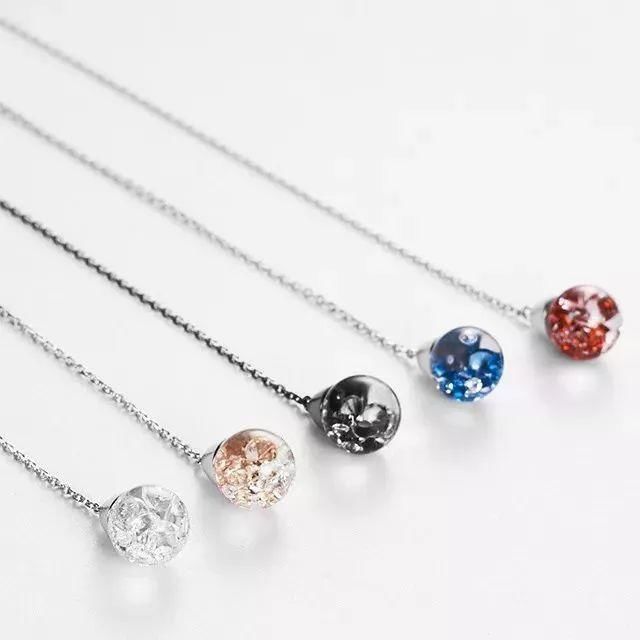 晶莹剔透的水晶球戴身上，真是又美又仙