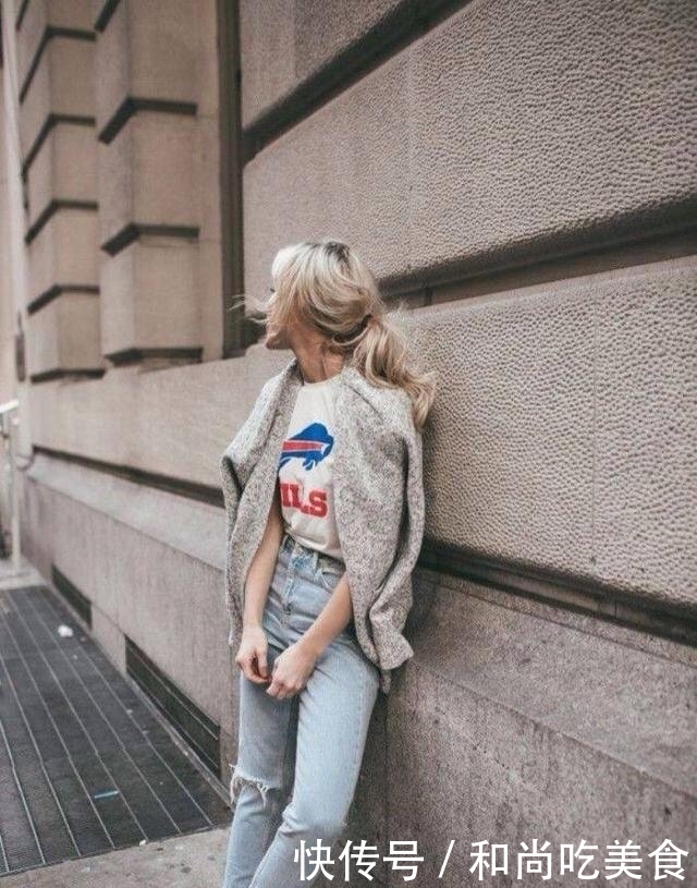  [女人]女人过了三十别穿的太老，试试休闲有活力的小白鞋，减龄又显俏皮