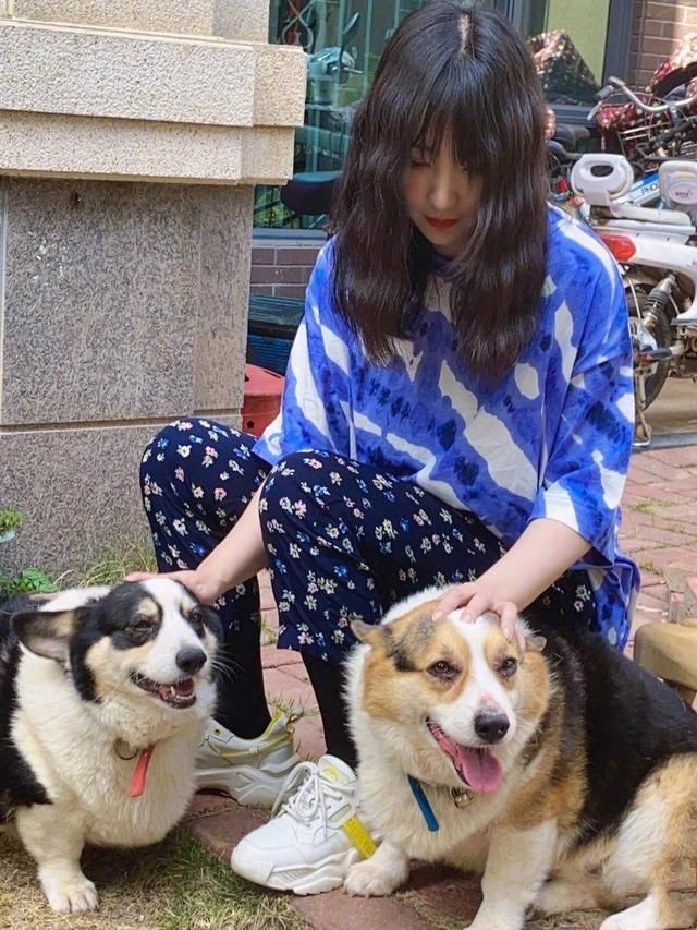 凹凸@马蜂腰40岁里少见,柳岩把格子裤穿火了!高腰设计尽显凹凸身材