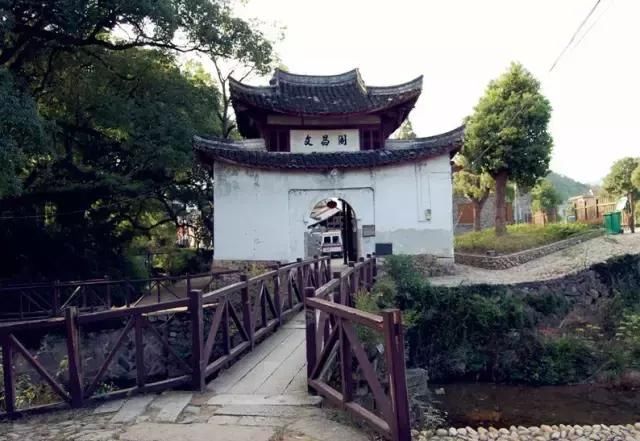 春天最适合一个人小住几日的安静古镇，累了就出去走走！