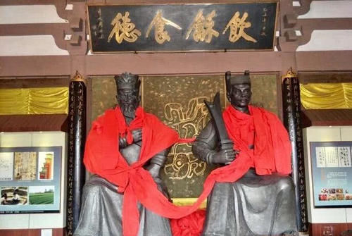 四川一座古老的祠庙,却有两座帝王墓,其中埋葬着古蜀国开国之君