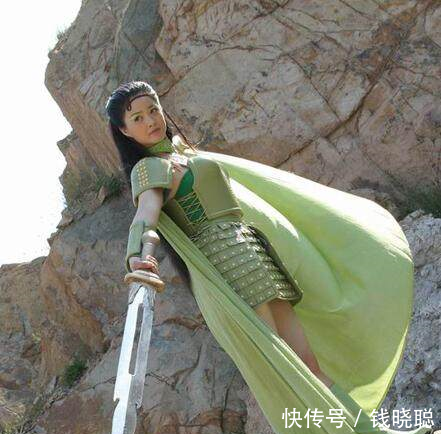 七仙女变身准备大战的时候很帅气，现在才发现穿的竟然是短裙靴子