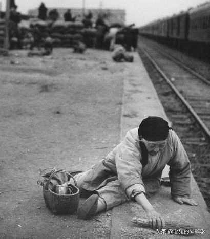 1947年的上海，这些黑白照片记录了上海人民的贫穷，恐惧