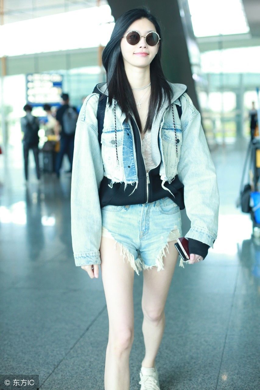 超模奚梦瑶机场秀美腿，粉丝提醒衣服滑落了