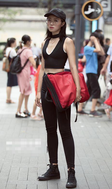 街拍：美女穿黑色紧身套装，就像漫画女战士，简直是街头魅影！