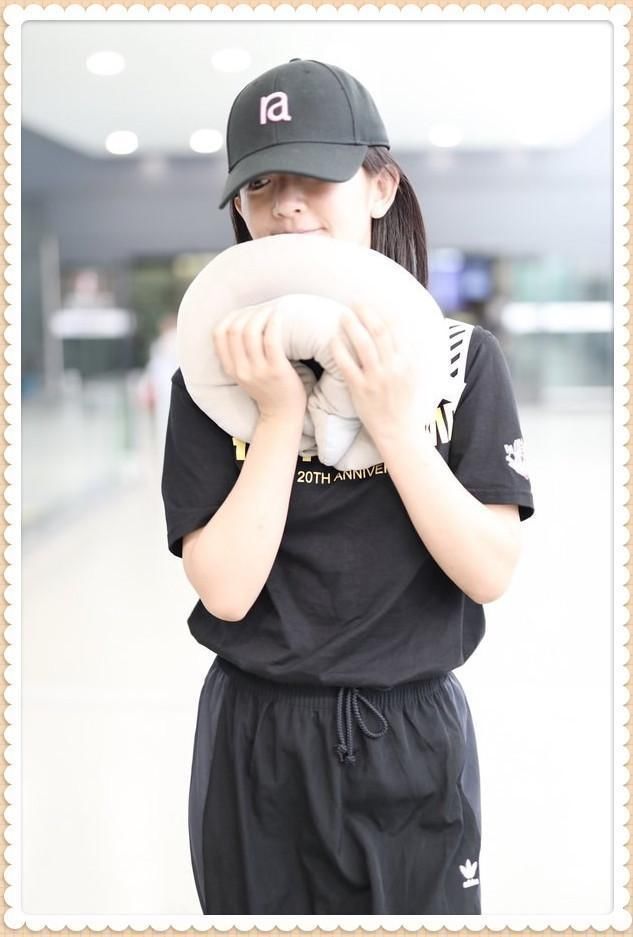 谢娜终于瘦回来了!穿黑色半身裙大秀小蛮腰,撞上吴昕一点没输!