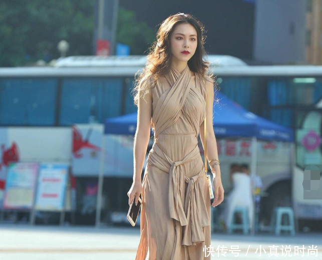 街拍:身材火辣酷感十足小姐姐,穿着时髦风采迷人很有韵味!!