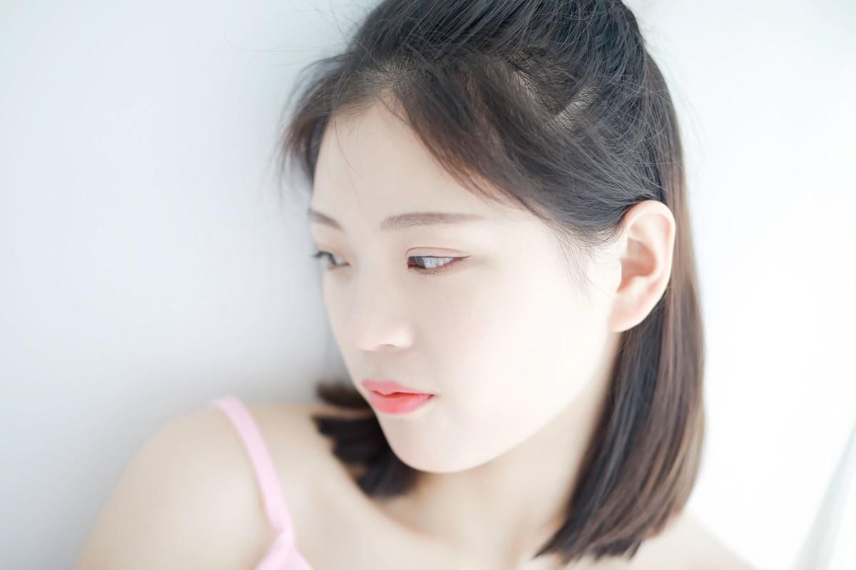 极品吊带美女丰腴曲线性感私房写真