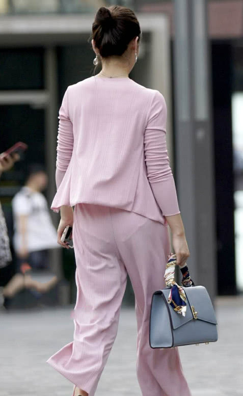 成熟姐姐裹胸背心勒出傲人曲线,粉色套装尽显少女心