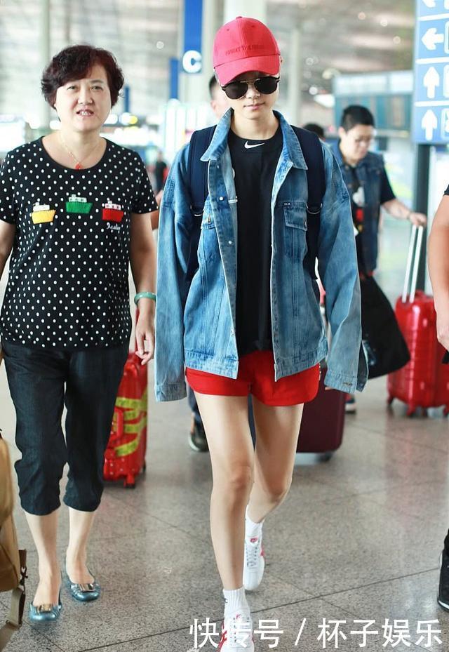 奚梦瑶穿红色吊带衫走机场真没什么，李宇春的红色短裤才叫厉害！