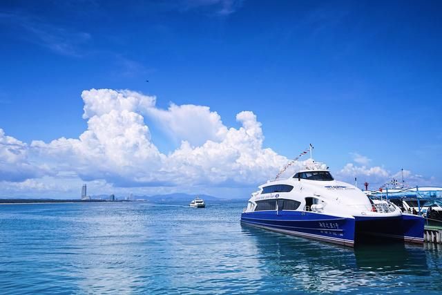 过年怕冷都想去三亚，但三亚真的适合过年？网友：一般人别去好点