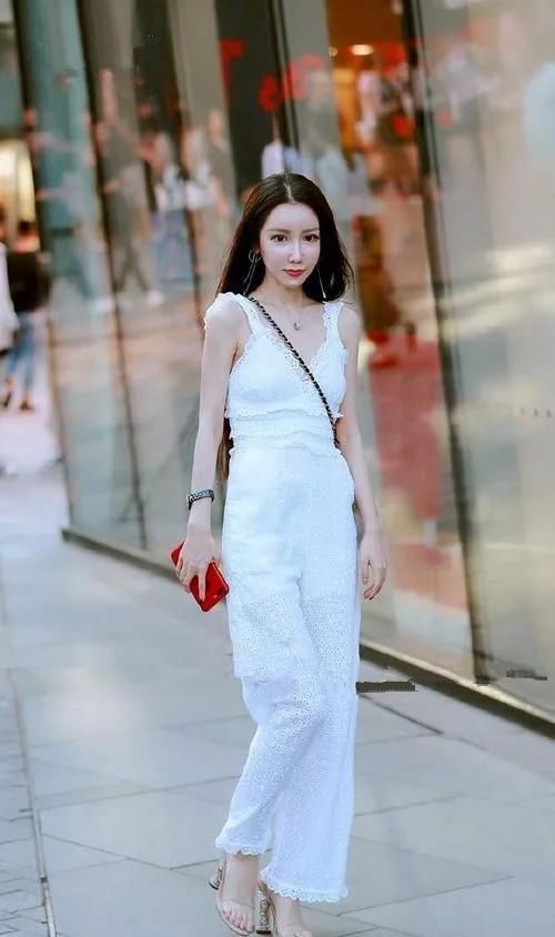  #气质#女生穿上高跟鞋，秀出一种倾城倾国的气质