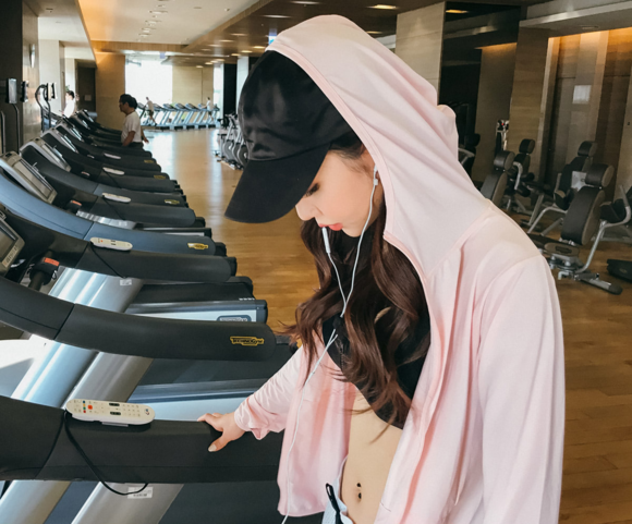 女神孙允珠，红粉青春律动运动带帽薄卫衣