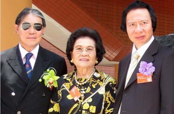  儿子：中国最“有钱”老太太，出门坐防弹车，生了三个身家千亿