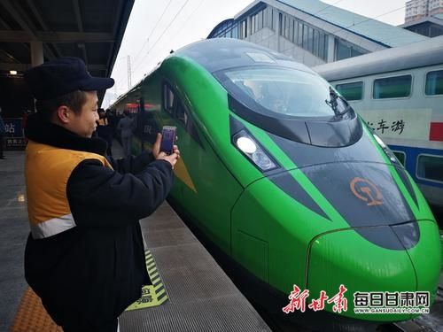 看，兰渝线开跑动车啦!