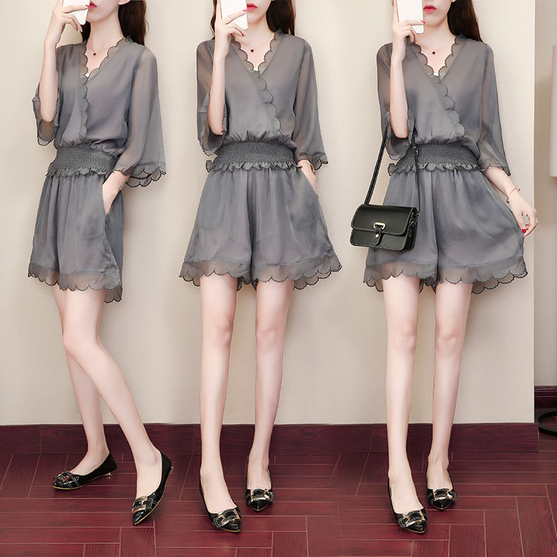 越来越多女人穿短裤套装，清凉性感魅力四射，三四十女人穿超显嫩