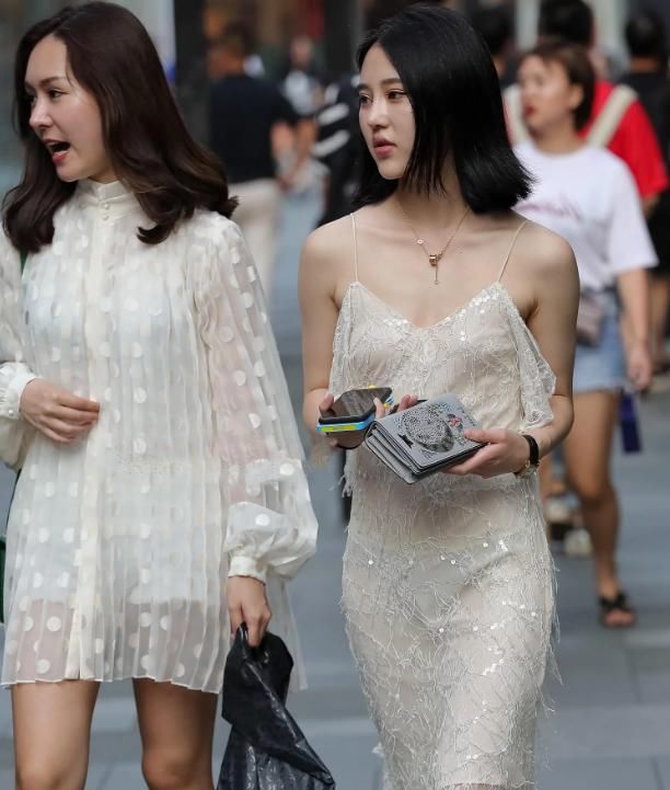 时尚：两位婴儿肥小姐姐，搭配的新颖靓丽，特别是这身裙子美呆了