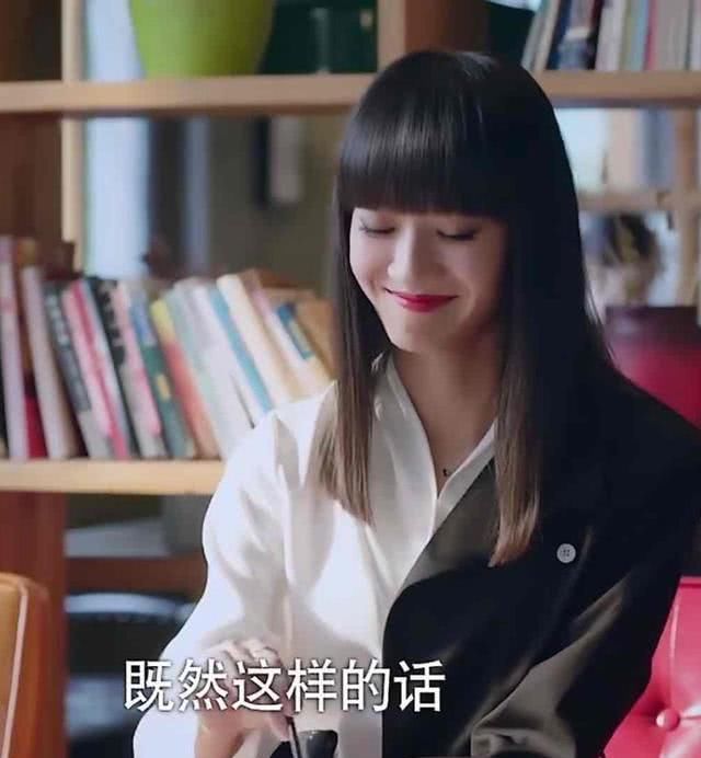  脚下一双：衣服穿一半更时髦，明星们都上头，谁更有范？