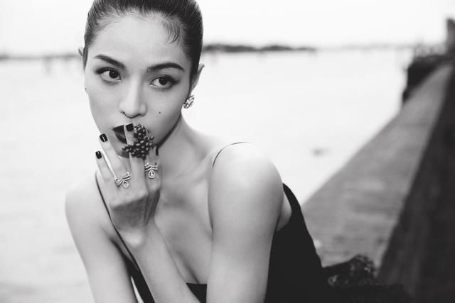 钟楚曦惊艳亮相威尼斯 时尚“黑”马高贵依旧