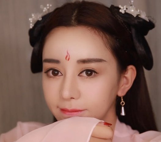  位小姐姐@小姐姐画“白凤九”仿妆，第一眼感觉在开玩笑，看到成品：帝君都分不清！