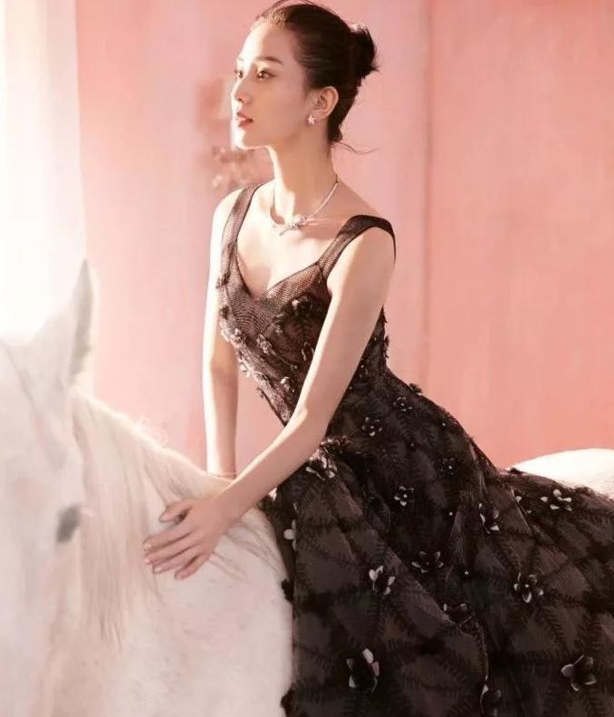 沈月被嘲“娱乐圈最丑女明星”！肩宽、腿粗真的没救了吗？