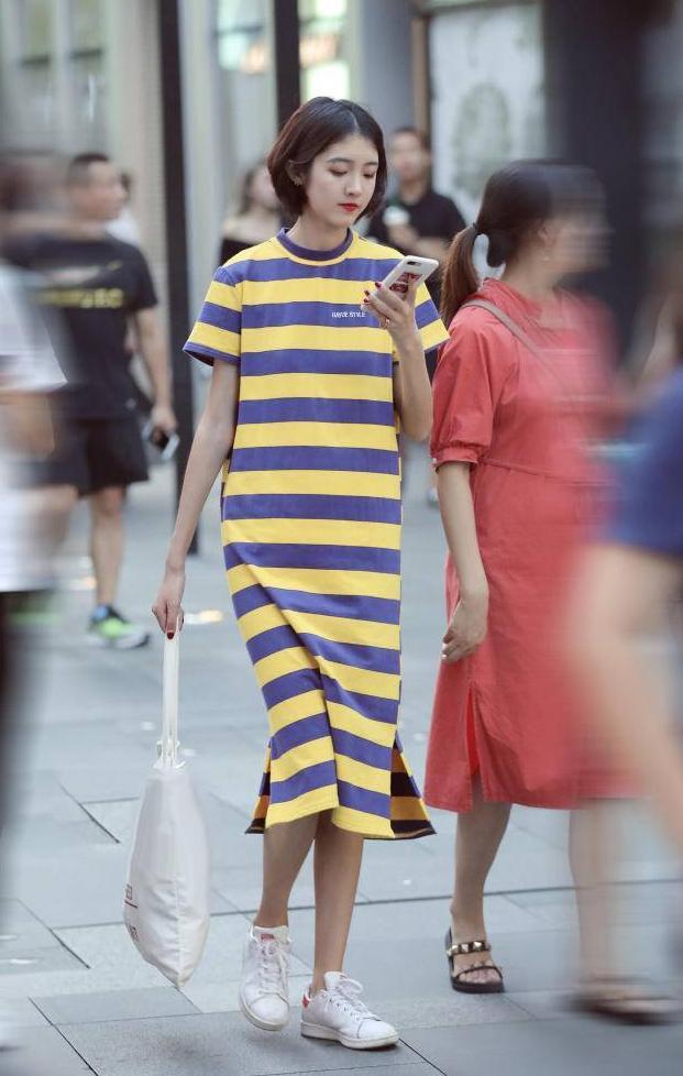 穿蕾丝吊带裙的女孩，半透明的设计，不经意的性感最有杀伤力