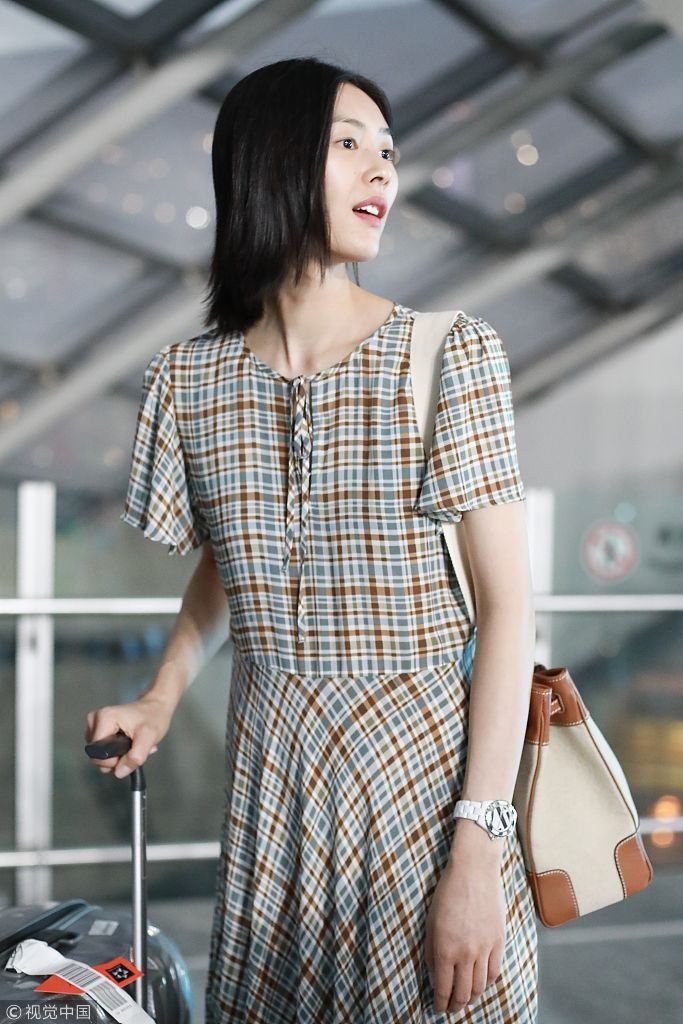 刘雯hold格子裙穿越成80年代大学生 撩发露酒窝气质清新脱俗