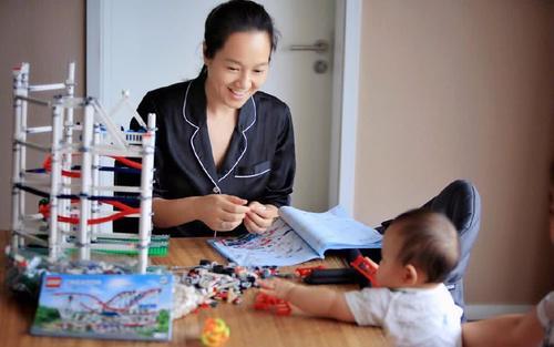 朱丹新节目白色套装优雅干练，网友视线却紧盯胸口：黑色蕾丝