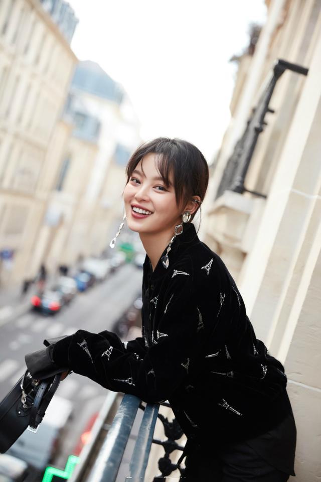 高清镜头下的杨颖，被吐槽脸部松垮皮肤差，可这脸上的痘痘更尴尬