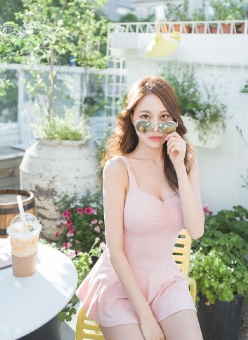 身材火辣的气质美女，不管是超短裙还是超短裤都能轻松驾驭