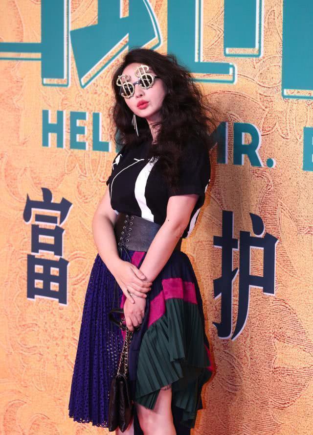 柳岩新造型获赞，穿束腰裙秒变“小腰精”，网友：被惊艳到了！