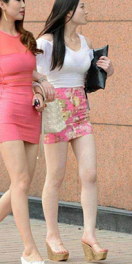 街拍：小姐姐上身一件清凉的吊带背心，看起来非常性感！