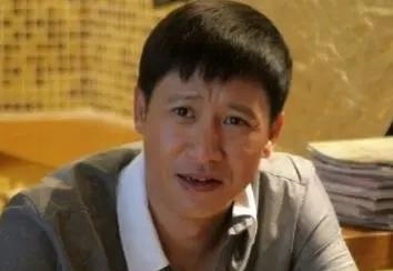 「镜头」他是知名老演员,带红王宝强,因挡住小鲜肉镜头被一把推倒在地