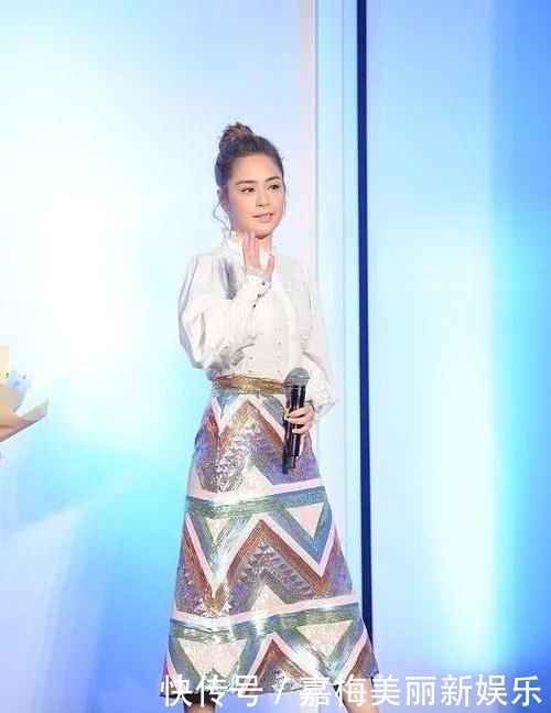 「白色衬衫」高跟鞋突显身材“高挑”,还锻炼平衡感,阿娇15cm高跟让人佩服