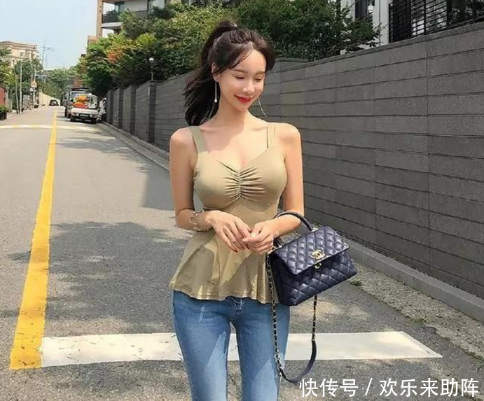 路人街拍，苗条有型的牛仔裤美女，搭吊带背心尽显小蛮腰！