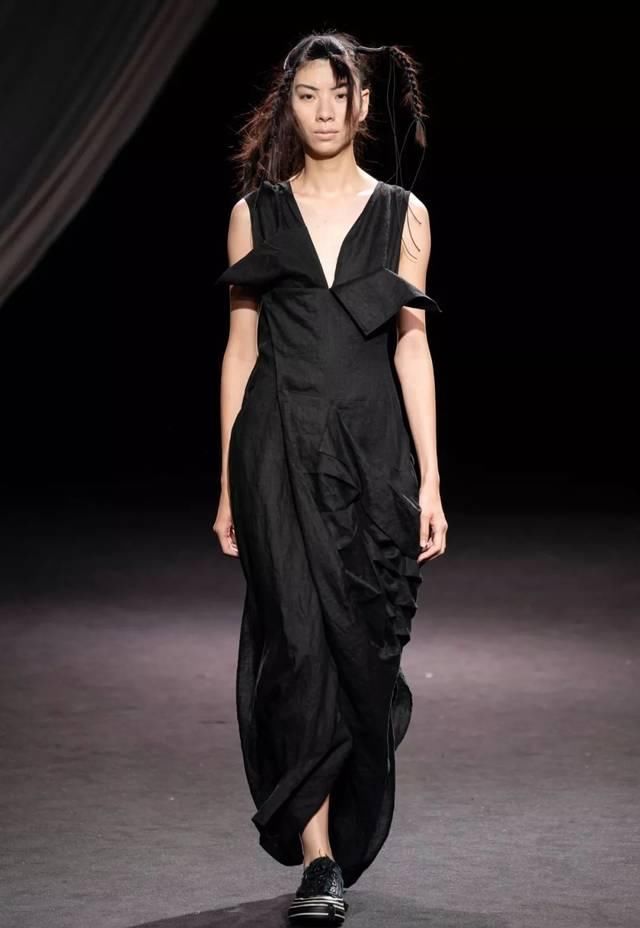  时装秀：Yohji Yamamoto 2020 春夏时装秀：山本耀司的黑色诗意想象