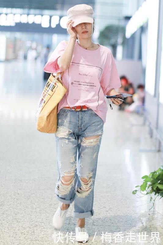 42岁的马伊琍真会打扮，穿破成这样的牛仔裤，够时尚！