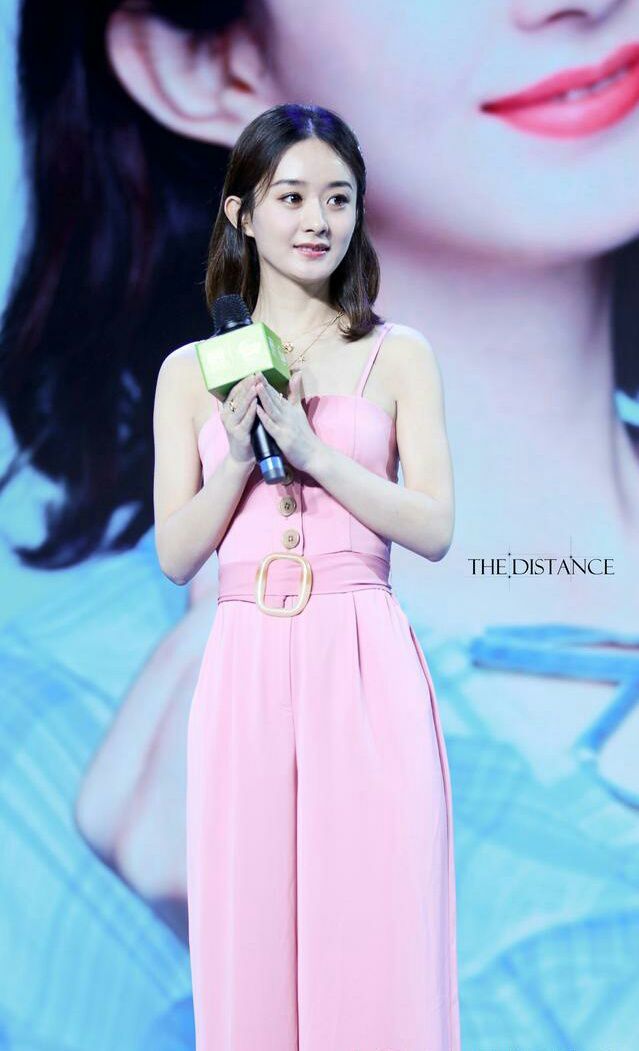 同穿粉色裙,赵丽颖迪丽热巴甜如初恋,而欧阳娜娜却显老气