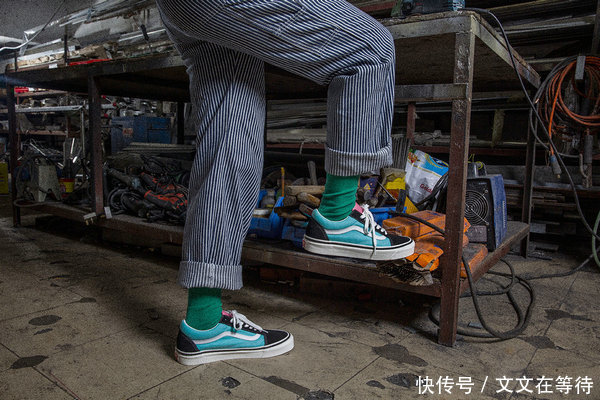  【湖蓝】湖蓝点缀！YEEZY BOOST 700鞋款全新纯白色系配色