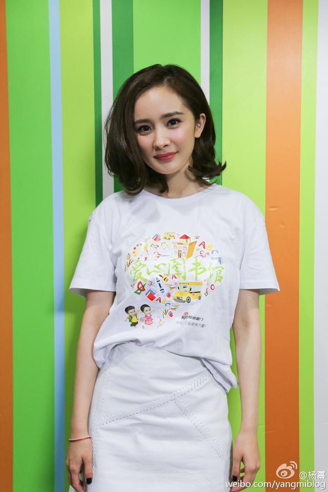 47岁俞飞鸿与32岁杨幂同穿红裙，一个温婉一个老土，气质有点差距