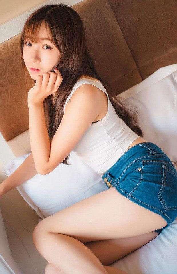 紧身裤让性感女人更加妖娆妩媚,经典的潮流范超强气场