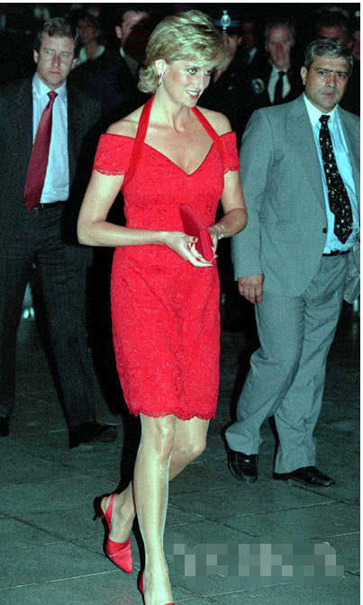 黛安娜王妃最爱的这几套晚礼服，查尔斯王子却最讨厌，只因为裙子