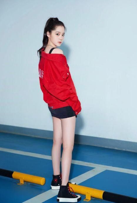 宋祖儿欧阳娜娜同框，姐妹俩的裙子一条比一条短，坐下都不方便！