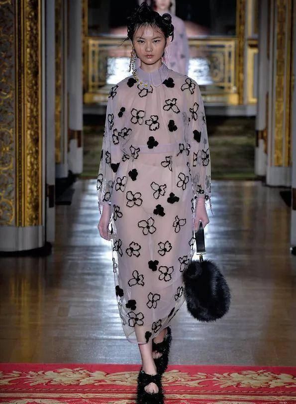  『穿着』只要穿着Simone Rocha，就可以一直做少女哦