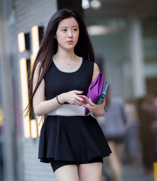 街拍:小姐姐好看显瘦又显高,时髦和前卫真是女人味十足。