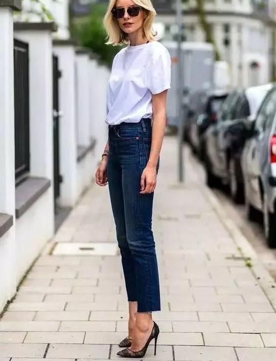 牛仔裤加小白鞋？都out了，今年流行这样穿